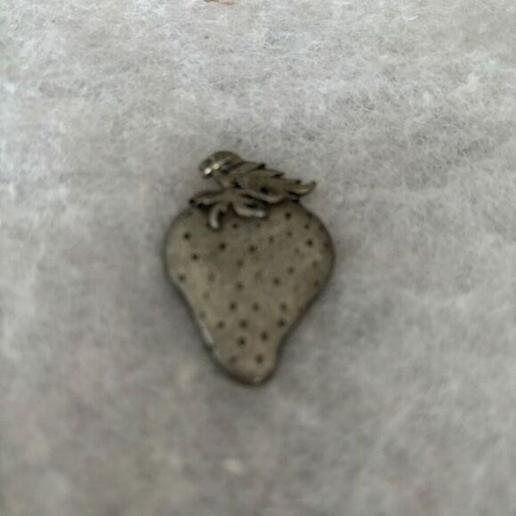 Metzke Vintage Strawberry Pewter Charm - Picture 1 of 4